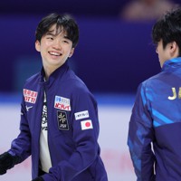 エキシビションの練習で、遅れてきた宇野昌磨（右）にフィナーレの振り付けを教える友野一希＝中国・重慶で2023年11月12日、吉田航太撮影