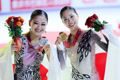 メダルを手に笑顔を見せる女子1位の吉田陽菜（右）と2位の渡辺倫果＝中国・重慶で2023年11月11日、吉田航太撮影