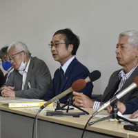 申し入れ内容を説明する「世界に伝わる原爆展示を求める長崎市民の会」のメンバー＝長崎市で