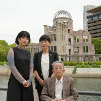 原爆ドーム前で（右から）鈴木照二さん、カオルさん、万祐子さん＝広島市で2023年5月、上松道夫監督撮影