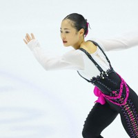 全日本ジュニア選手権の女子SPで演技する島田麻央＝木下カンセーアイスアリーナで2023年11月18日、長谷川直亮撮影