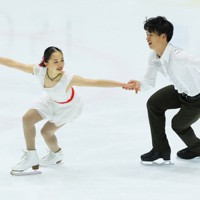 全日本ジュニア選手権のペアフリーで演技する清水咲衣、本田ルーカス剛史組＝木下カンセーアイスアリーナで2023年11月18日、長谷川直亮撮影