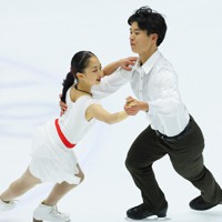 全日本ジュニア選手権のペアフリーで演技する清水咲衣、本田ルーカス剛史組＝木下カンセーアイスアリーナで2023年11月18日、長谷川直亮撮影