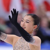 女子フリーの演技を終えて会場にあいさつする坂本花織＝フィンランド・エスポーで2023年11月18日、猪飼健史撮影