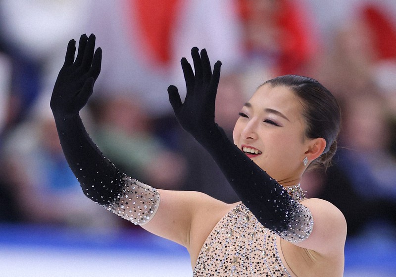 女子フリーの演技を終えて会場にあいさつする坂本花織＝フィンランド・エスポーで2023年11月18日、猪飼健史撮影