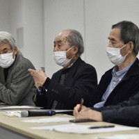 長崎市に要請活動をする「長崎被爆地域拡大協議会」のメンバー＝長崎市で