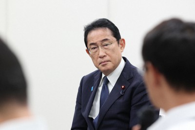 高齢者の医療や介護などについて意見交換する岸田首相（中央）＝東京都豊島区の豊島区役所で2023年8月7日（代表撮影）