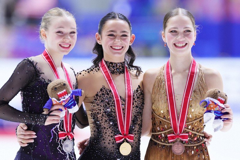 女子シングルの表彰式で笑顔を見せる、1位のエイバ・ジーグラー（中央）、2位のリンゼイ・ソーングレン（左）、3位のニーナ・ピンザローネ＝東和薬品ラクタブドームで2023年11月25日、吉田航太撮影