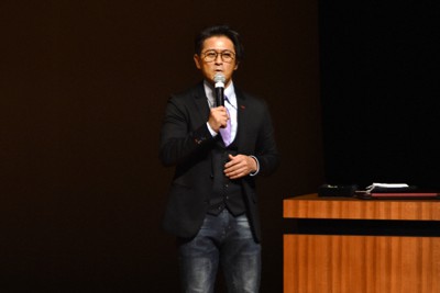 自らのアルコール依存症の経験について講演する山口達也さん＝名古屋市中村区で2023年11月24日午後7時58分、加藤沙波撮影