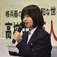 核兵器禁止条約第2回締約国会議での活動を報告する安野美乃里さん＝長崎市で