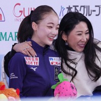 ジュニア女子SPで演技を終え、得点を確認し笑顔を見せる上薗恋奈（左）＝中国・北京で2023年12月7日、吉田航太撮影