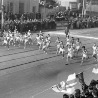 高校駅伝の第1回大会で、旧毎日新聞大阪本社前をスタートする選手たち＝1950年12月27日撮影