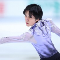 男子SPで演技する宇野昌磨＝長野市のビッグハットで2023年12月21日、猪飼健史撮影