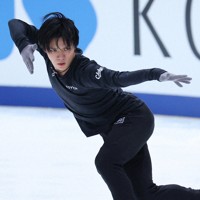 翌日の男子フリーに向けて練習に臨む宇野昌磨＝長野市のビッグハットで2023年12月22日、猪飼健史撮影