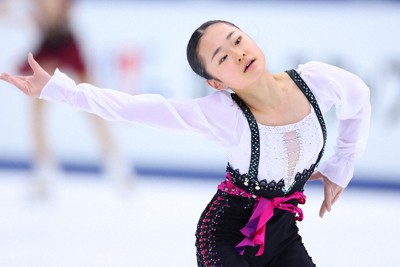 女子SPを前に練習に臨む島田麻央＝長野市のビッグハットで2023年12月22日、猪飼健史撮影