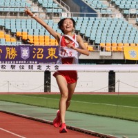 全国高校駅伝静岡県予選で1位でフィニッシュする浜松市立のアンカー・沢田結弥選手＝静岡県の小笠山総合運動公園で2023年11月4日午前10時56分、丘絢太撮影