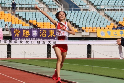 全国高校駅伝静岡県予選で1位でフィニッシュする浜松市立のアンカー・沢田結弥選手＝静岡県の小笠山総合運動公園で2023年11月4日午前10時56分、丘絢太撮影