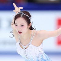 女子SPで演技する本田真凛＝長野市のビッグハットで2023年12月22日、猪飼健史撮影