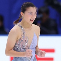 女子SPの演技を終えて拳を握る坂本花織＝長野市のビッグハットで2023年12月22日、猪飼健史撮影