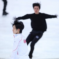 翌日の男子フリーに向けて練習に臨む山本草太（手前）と宇野昌磨＝長野市のビッグハットで2023年12月22日、猪飼健史撮影