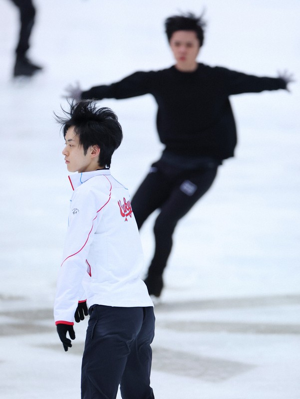 翌日の男子フリーに向けて練習に臨む山本草太（手前）と宇野昌磨＝長野市のビッグハットで2023年12月22日、猪飼健史撮影