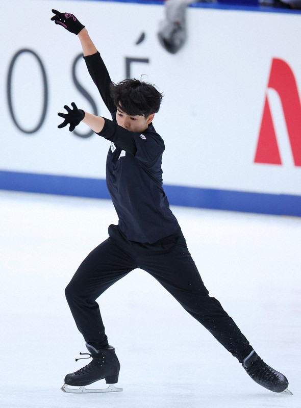 翌日の男子フリーに向けて練習に臨む佐藤駿＝長野市のビッグハットで2023年12月22日、猪飼健史撮影