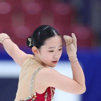 女子SPを前に練習に臨む青木祐奈＝長野市のビッグハットで2023年12月22日、猪飼健史撮影