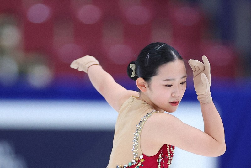 女子SPを前に練習に臨む青木祐奈＝長野市のビッグハットで2023年12月22日、猪飼健史撮影