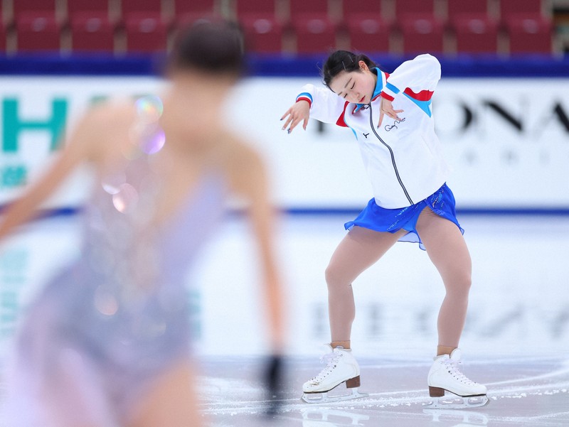 女子SPを前に練習に臨む河辺愛菜＝長野市のビッグハットで2023年12月22日、猪飼健史撮影