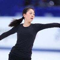 女子SPを前に練習に臨む吉田陽菜＝長野市のビッグハットで2023年12月22日、猪飼健史撮影