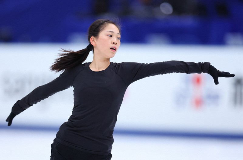 女子SPを前に練習に臨む吉田陽菜＝長野市のビッグハットで2023年12月22日、猪飼健史撮影