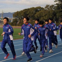 練習に励む相地一夢（先頭右）＝愛知県豊川市で2023年12月14日、塚本紘平撮影