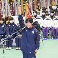 開会式で選手宣誓をする長野東の名和夏乃子選手＝京都市右京区のかたおかアリーナ京都で2023年12月23日、山崎一輝撮影