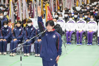 開会式で選手宣誓をする長野東の名和夏乃子選手＝京都市右京区のかたおかアリーナ京都で2023年12月23日、山崎一輝撮影