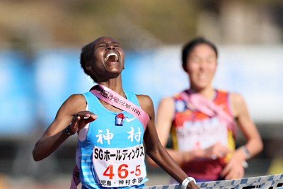 女子1位でフィニッシュする神村学園のカリバ・カロライン＝たけびしスタジアム京都で2023年12月24日、中川祐一撮影