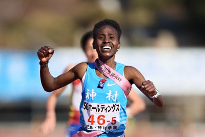 女子1位でフィニッシュする神村学園のカリバ・カロライン＝たけびしスタジアム京都で2023年12月24日、中川祐一撮影