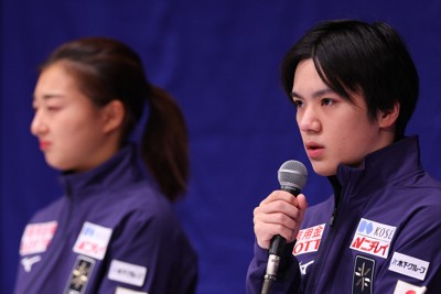 世界選手権への派遣が決まり、記者会見する宇野昌磨（右）と坂本花織＝長野市で2023年12月25日、猪飼健史撮影