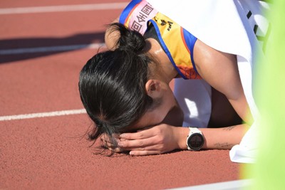 フィニッシュ直前で神村学園に抜かれ、涙を流す女子2位の仙台育英の橘山莉乃＝たけびしスタジアム京都で2023年12月24日、山崎一輝撮影