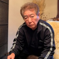 事件で犠牲になった男性の高校時代の写真を見ながら、思い出を話す野村裕さん＝奈良県上牧町で2023年12月1日午後4時半、洪玟香撮影