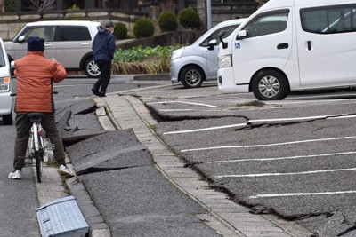 地割れし地面が盛り上がった歩道＝新潟市西区寺尾で2024年1月2日午後0時21分、内田帆ノ佳撮影