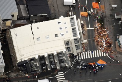 ビル倒壊現場で続く捜索活動＝石川県輪島市で2024年1月3日午後2時54分、本社ヘリから