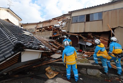 建物の倒壊現場で捜索活動をする警察官＝石川県輪島市で2024年1月4日午前9時46分、長谷川直亮撮影