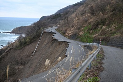 地震で崩落した下山町周辺の道路＝石川県輪島市で2024年1月10日、北山夏帆撮影