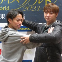 「プリンスアイスワールド」東京公演に出演する高橋大輔さん（左）と小林宏一さん＝横浜市内で2024年1月12日午後0時27分、倉沢仁志撮影