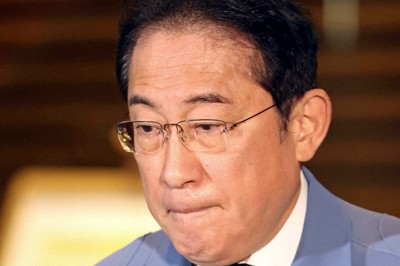 記者団の取材に応じる岸田文雄首相＝首相官邸で2024年1月13日午後3時55分、幾島健太郎撮影