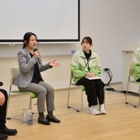 東日本大震災の語り部と震災の教訓を語り合う米山未来さん（左から2人目）＝福島県双葉町の東日本大震災・原子力災害伝承館で2024年1月14日、岩間理紀撮影