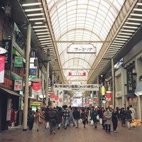 「神戸の復興にみんなで頑張ろう」の横断幕が掲げられた神戸元町商店街＝神戸元町商店街連合会、神戸アーカイブ写真館提供