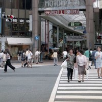 元町商店街1番街入り口付近＝神戸元町商店街連合会、神戸アーカイブ写真館提供