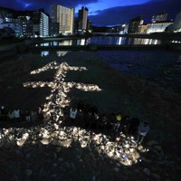 阪神大震災29年を前に、犠牲者を追悼する「生」の字をかたどった石積みがライトアップされた。発生時刻の12時間前には、集まった人たちが震災犠牲者のために黙とうした＝兵庫県宝塚市で2024年1月16日午後5時46分、滝川大貴撮影