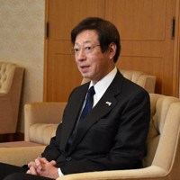 震災29年を前にインタビューに答える久元喜造・神戸市長＝同市役所で、中田敦子撮影